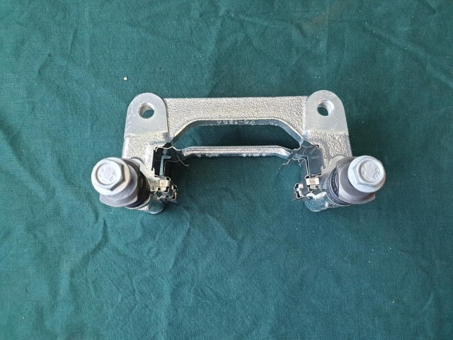 Fiat Bravo 2007-2014 gyári új hátsó féknyereg tartó konzol 77366031