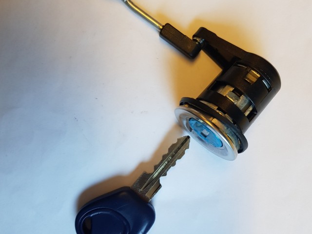 Fiat Punto II.-III. 5 ajtós utángyártott új, bal oldali zárbetét ház kulccsal 