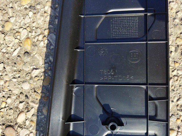 Fiat Doblo III.-IV. gyári új csomagtér küszöb műanyag kettényíló ajtós kivitelhez 735498551