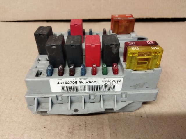 Fiat Doblo i. külső biztosíték tábla 46752705