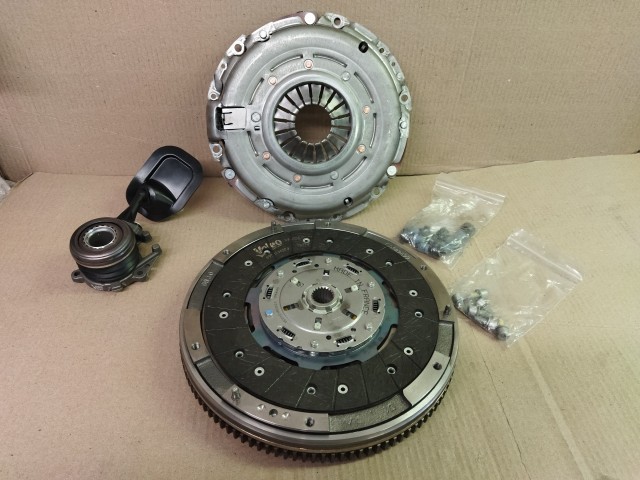 Alfa Romeo Giulietta 1,6 16v Diesel Valeo kuplung készlet lendkerékkel