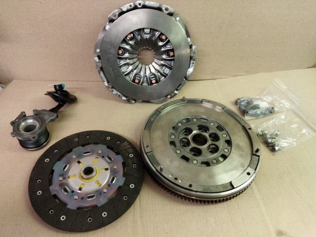 Alfa Romeo Giulietta 1,6 16v Diesel Valeo kuplung készlet lendkerékkel