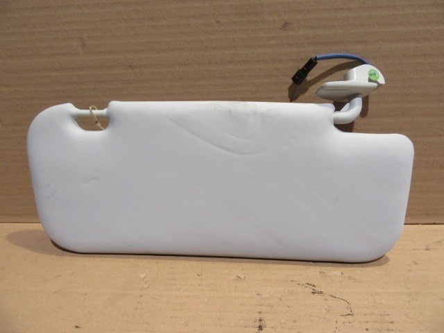 Fiat 500X bal oldali, világos szürke színű, világító tükrös napellenző