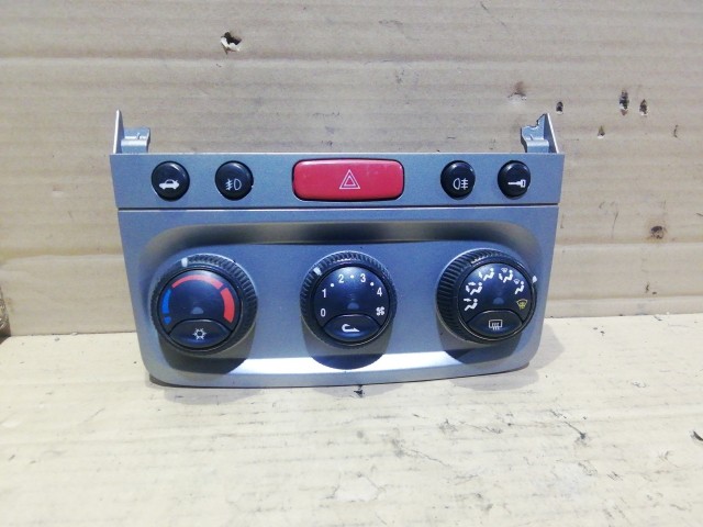 Alfa Romeo 147 manuál fűtéskapcsoló a képen látható rögzítő fűl sérüléssel 735324126