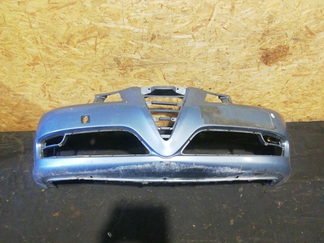 153797 Alfa Romeo Gt 2003-2010 első lökhárító a képen látható sérüléssel 