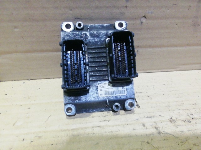 153835 Alfa Romeo 147 2,0 16v Ts benzin motorvezérlő 46777278 , 0261206707