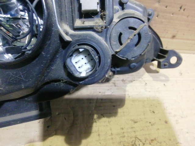 153850 Alfa Romeo 147 2005-2010 bal első fényszóró a képen látható sérüléssel