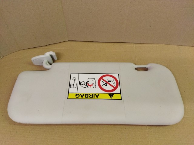 Fiat 500X jobb oldali, világos szürke színű, világító tükrös napellenző