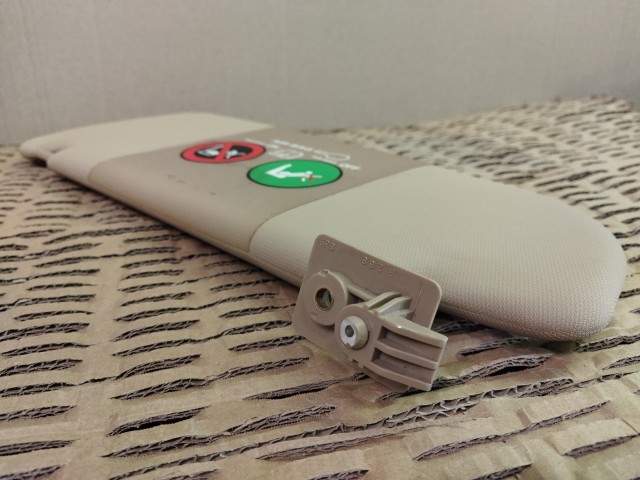 Lancia Lybra bézs színű, elhúzható tükrös, jobb oldali napellenző