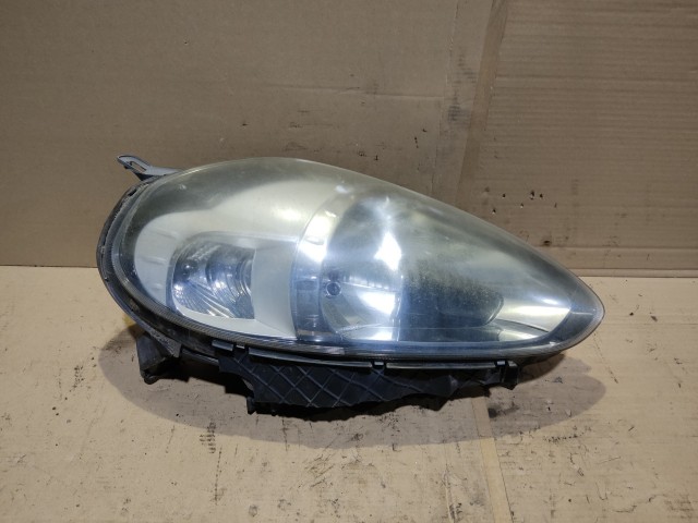 154276 Fiat Punto Evo jobb első fényszóró, a képen látható állapotban