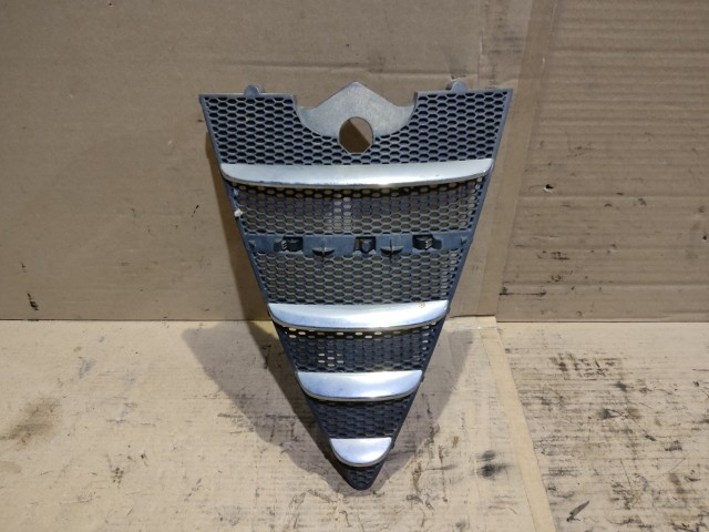 154475 Alfa Romeo Gt 2003-2010 díszrács a képen látható sérüléssel 71736462