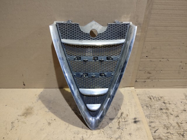 154476 Alfa Romeo Gt 2003-2010 díszrács a képen látható sérüléssel 71736462