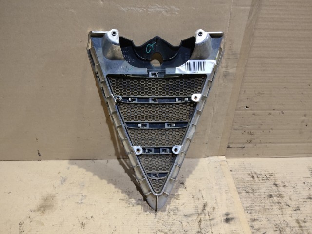 154476 Alfa Romeo Gt 2003-2010 díszrács a képen látható sérüléssel 71736462