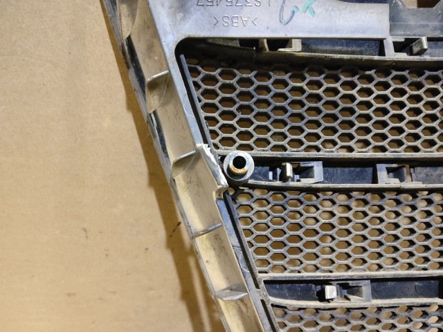 154476 Alfa Romeo Gt 2003-2010 díszrács a képen látható sérüléssel 71736462