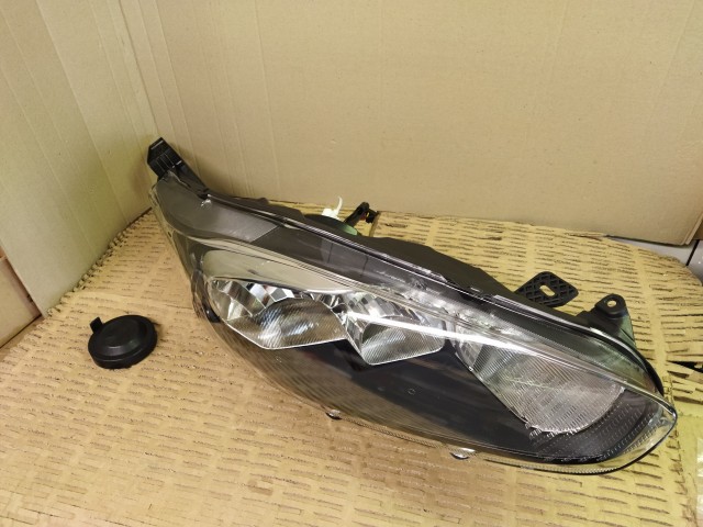 Ford Fiesta 2013-2017 utángyártott új jobb első fényszóró