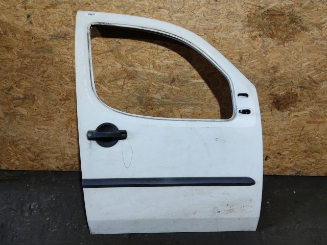 154884 Fiat Doblo 2000-2009 jobb első fehér színű ajtó a képen látható sérüléssel