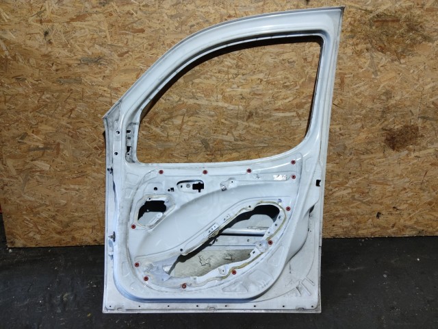 154884 Fiat Doblo 2000-2009 jobb első fehér színű ajtó a képen látható sérüléssel