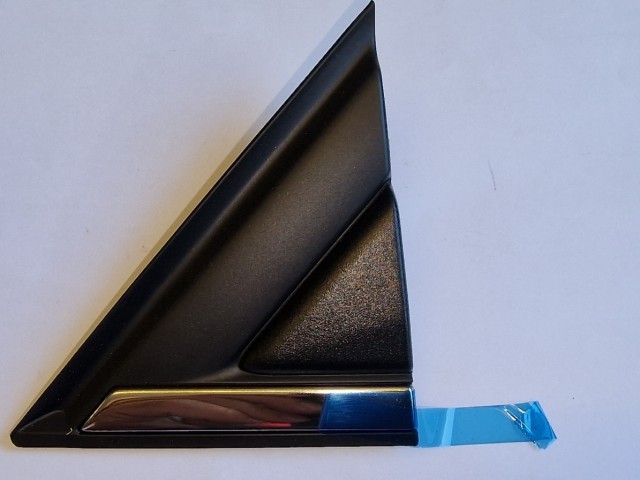 Lancia Delta 2008-2014 gyári új csavartakaró a bal első sárvédőn, egy króm csíkos