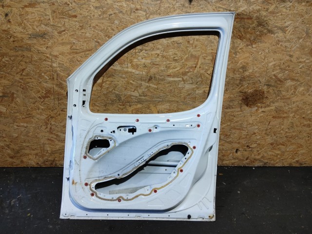 154952 Fiat Doblo 2000-2009 jobb első fehér színű ajtó a képen látható sérüléssel