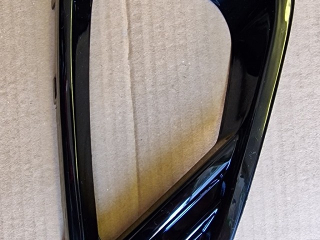 Ford Fiesta 2017- utángyártott új, bal első ködlámpa keret