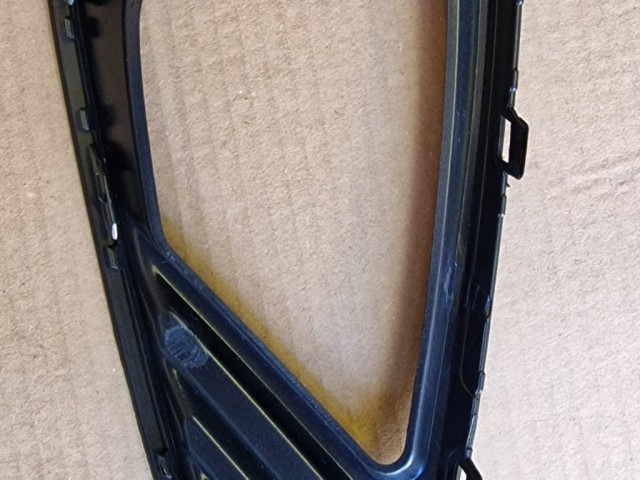 Ford Fiesta 2017- utángyártott új, bal első ködlámpa keret