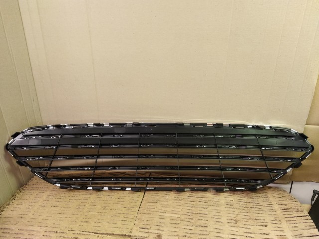 156572 Ford Fiesta 2013-2017 Díszrács Utángyártott új Első középső 