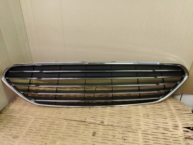 156572 Ford Fiesta 2013-2017 Díszrács Utángyártott új Első középső 