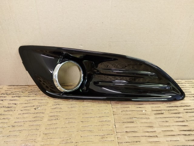 Ford Fiesta 2013-2017 utángyártott új, jobb oldali ködlámpa keret fényes fekete