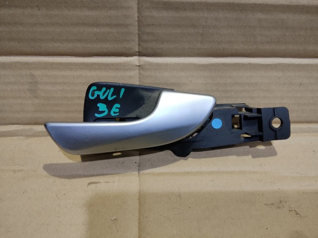 157161 Alfa Romeo Giulietta 2010-2020 használt jobb első belső kilincs, matt ezüst színű