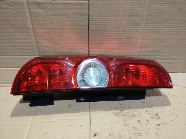 157172 Fiat Doblo III.  2009-2015, Opel Combo D, bal hátsó lámpa kettényíló ajtós kivitelhez, a képen látható sérüléssel 51810674