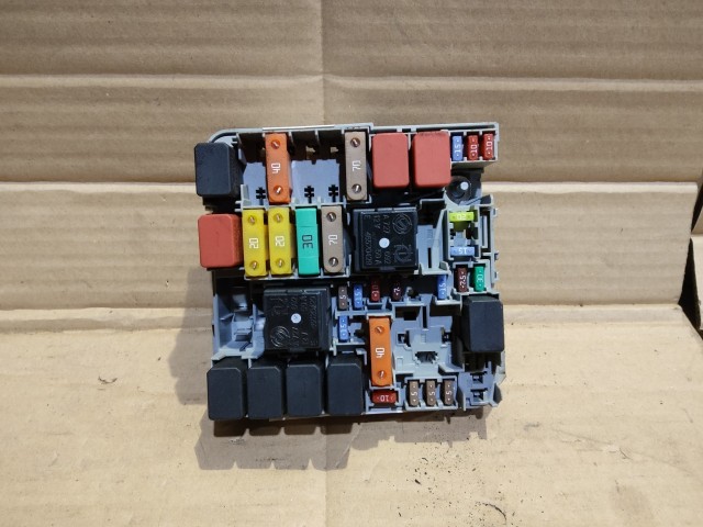 Fiat Punto Evo külső biztosítéktábla 13687865