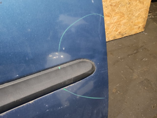 157544 Fiat Doblo 2000-2009 kék színű jobb első ajtó a képen látható sérüléssel