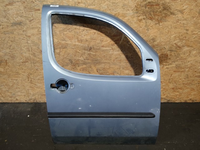 157544 Fiat Doblo 2000-2009 világoskék színű jobb első ajtó a képen látható sérüléssel