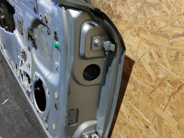 157617 Alfa Romeo Brera 2005-2010 ezüst színű bal oldali ajtó, a képen látható sérüléssel