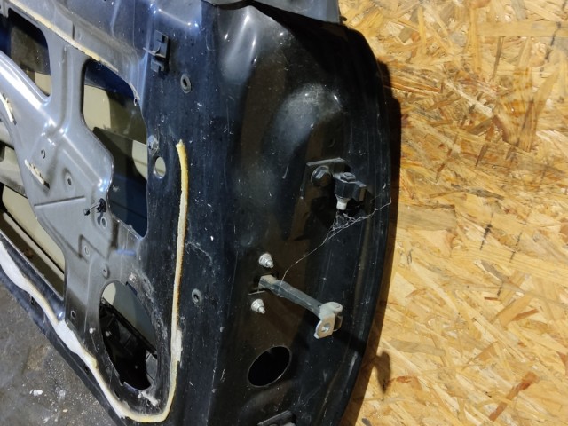 157623 Alfa Romeo MiTo 2008-2018 vulcan nero színű bal oldali ajtó, a képen látható sérüléssel