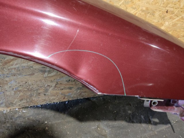 157759 Alfa Romeo 147 2005-2010 bordó színű jobb első sárvédő a képen látható sérüléssel