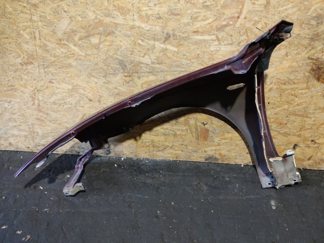 157759 Alfa Romeo 147 2005-2010 bordó színű jobb első sárvédő a képen látható sérüléssel