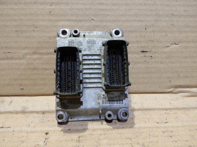 Alfa Romeo 147 1,6 16v Ts 120 Le motorvezérlő  73501815 , 0261206715