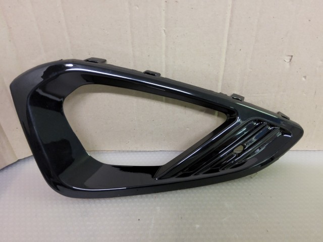 Ford Fiesta 2017- utángyártott új, jobb első ködlámpa keret