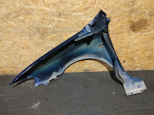 163043 Fiat Stilo 5 ajtós, sötétkék színű Jobb első sárvédő, a képen látható sérüléssel