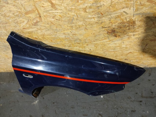 163043 Fiat Stilo 5 ajtós, sötétkék színű Jobb első sárvédő, a képen látható sérüléssel