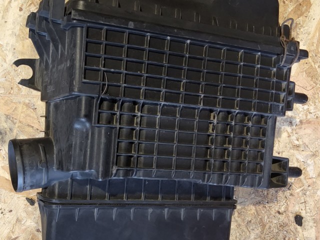  150623 Alfa Romeo 147, Gt 1,9 Diesel légszűrőház a képen látható sérüléssel