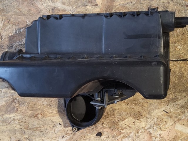  150623 Alfa Romeo 147, Gt 1,9 Diesel légszűrőház a képen látható sérüléssel