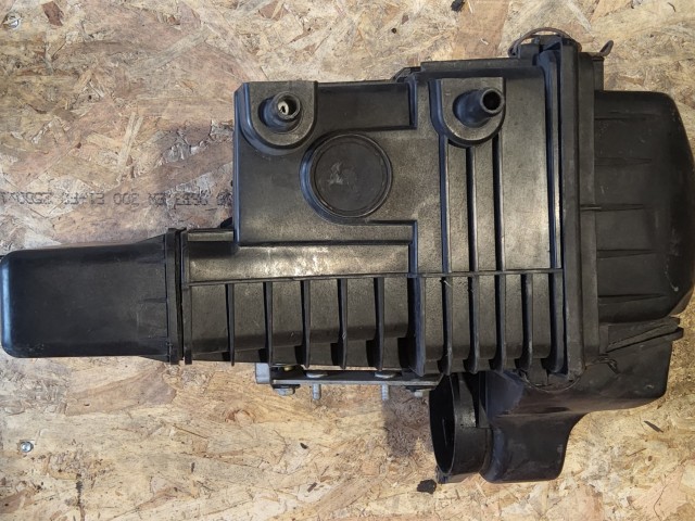  150623 Alfa Romeo 147, Gt 1,9 Diesel légszűrőház a képen látható sérüléssel