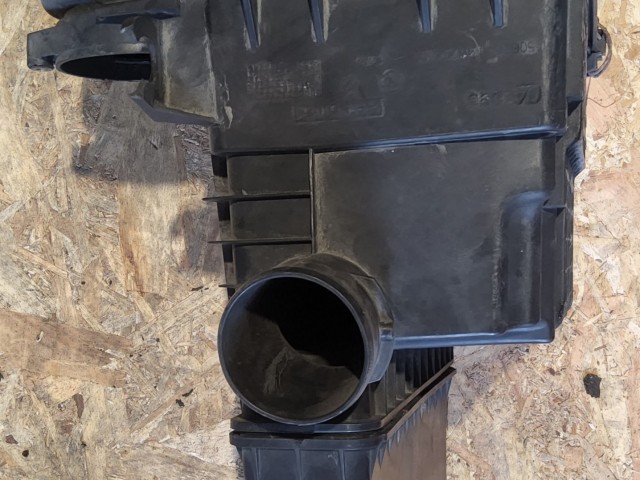  150623 Alfa Romeo 147, Gt 1,9 Diesel légszűrőház a képen látható sérüléssel