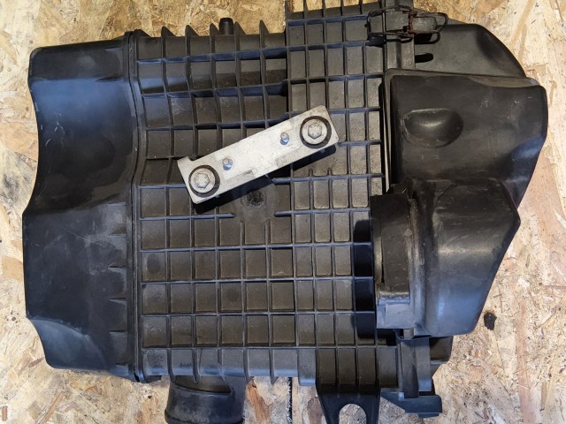  150623 Alfa Romeo 147, Gt 1,9 Diesel légszűrőház a képen látható sérüléssel