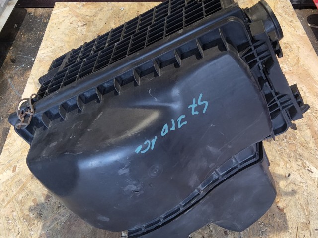 150623 Alfa Romeo 147, Gt 1,9 Diesel légszűrőház a képen látható sérüléssel