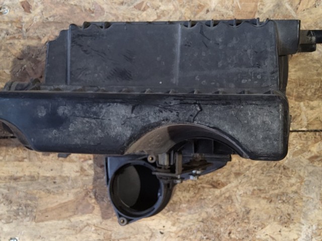 150624 Alfa Romeo GT, 147 1,9 Diesel légszűrőház a képen látható sérüléssel