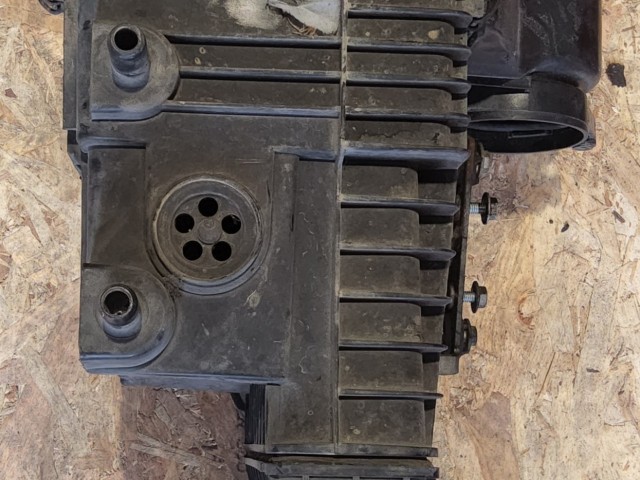 150624 Alfa Romeo GT, 147 1,9 Diesel légszűrőház a képen látható sérüléssel