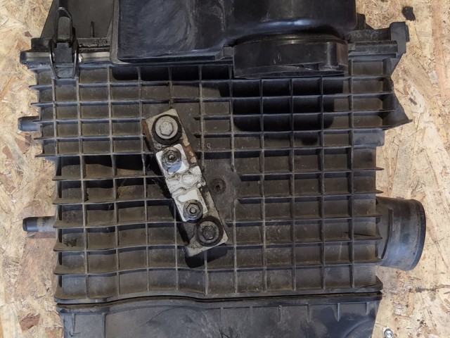 150624 Alfa Romeo GT, 147 1,9 Diesel légszűrőház a képen látható sérüléssel